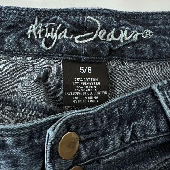 Ariya Jeans Junior's Cut Off Shorts Size 5/6 with 3 Button Fly with Cuffed Hem - Picture 2 of 12